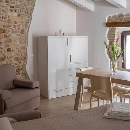 Sotto Le Mura Pietra Montecorvino